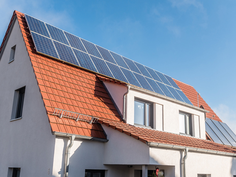 Haus mit Solaranlage auf dem Dach